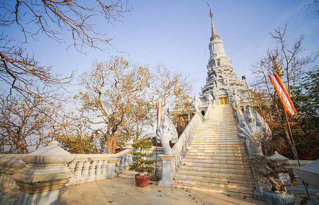 Oudong Mountain and Koh Chen Island Tour from Phnom Penh City